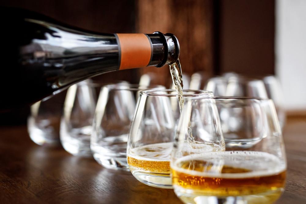 Cidre versé dans un verre